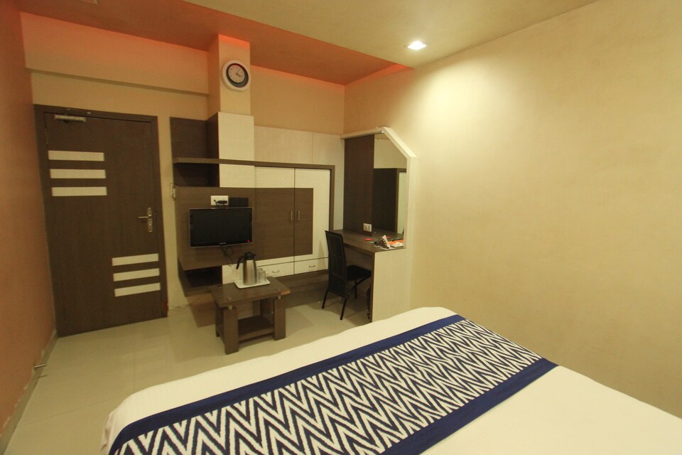 OYO 1473 Hotel Merit, Surat Railway Station, Surat
