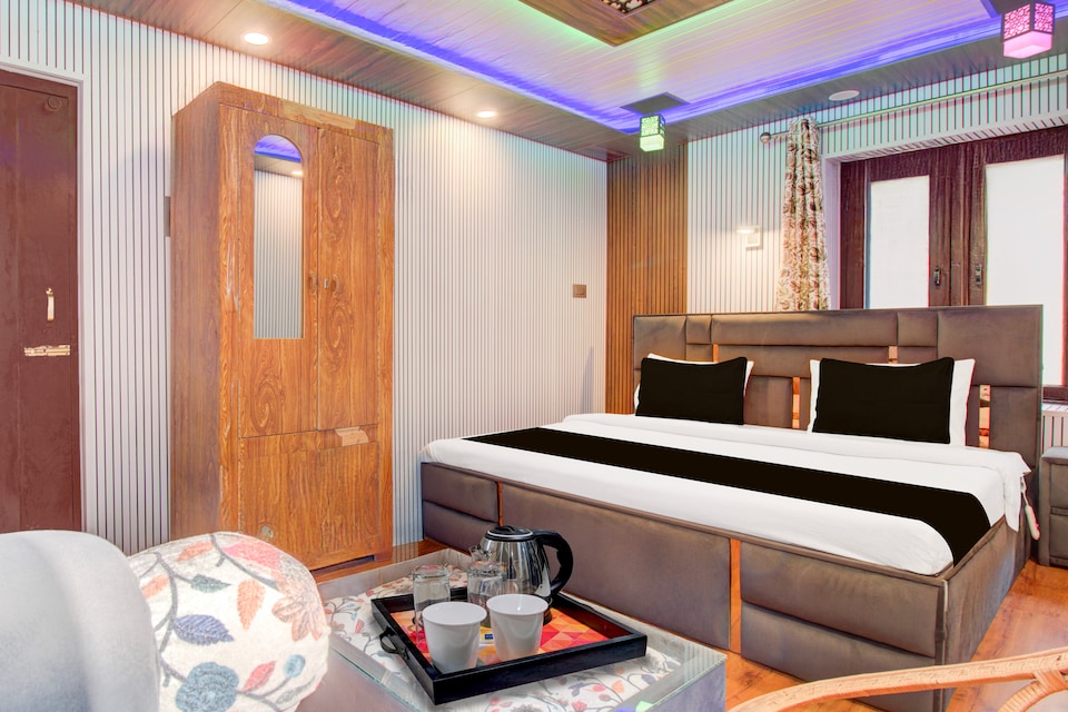 Collection O Foreshore Road Srinagar, Nigeen lake cluster, Srinagar