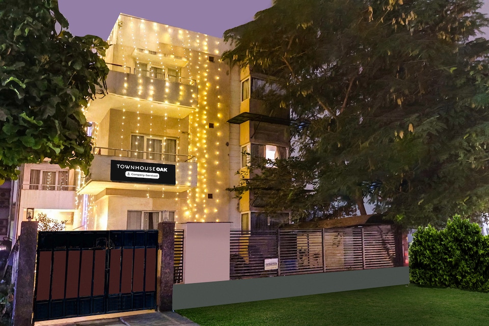 Super Townhouse Oak Sector 25 Gurgaon, Cyber City, Gurgaon