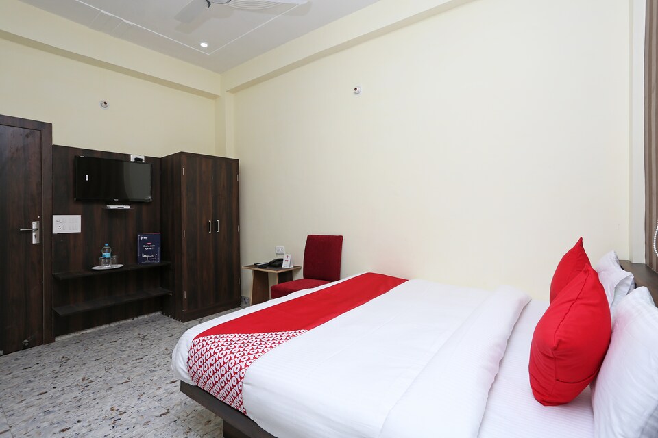 Capital O 11344 Hotel Aakarshan Paradise, Station Road Mathura, Mathura