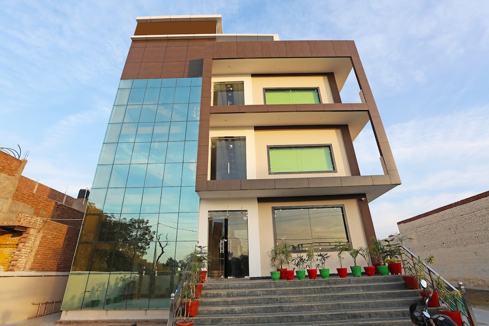 Capital O 11344 Hotel Aakarshan Paradise, Station Road Mathura, Mathura