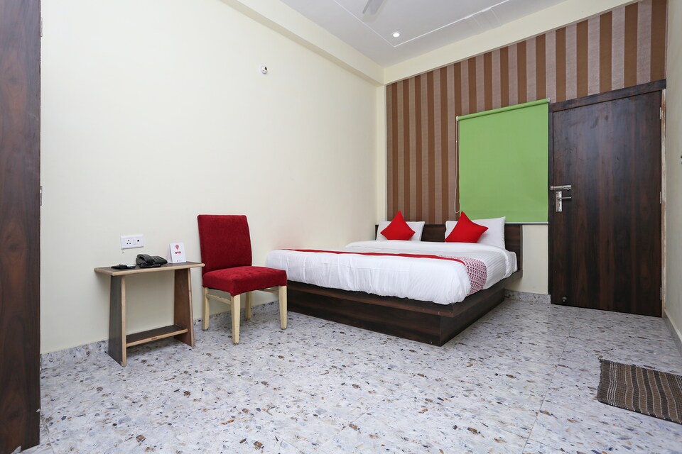 Capital O 11344 Hotel Aakarshan Paradise, Station Road Mathura, Mathura