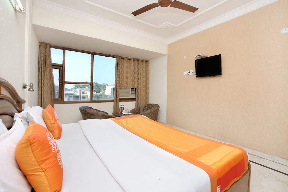 OYO 11371 Hotel M&V, Hotel Market Chandigarh, Chandigarh