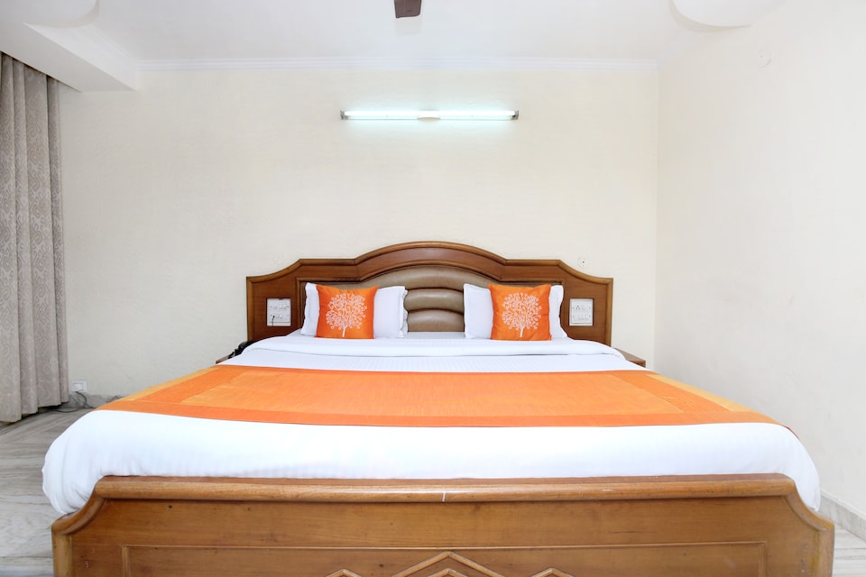 OYO 11371 Hotel M&V, Hotel Market Chandigarh, Chandigarh