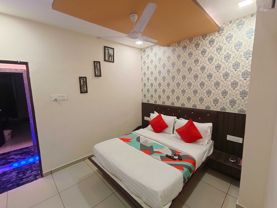 live on vAD093, Alkapuri Vadodara, Vadodara