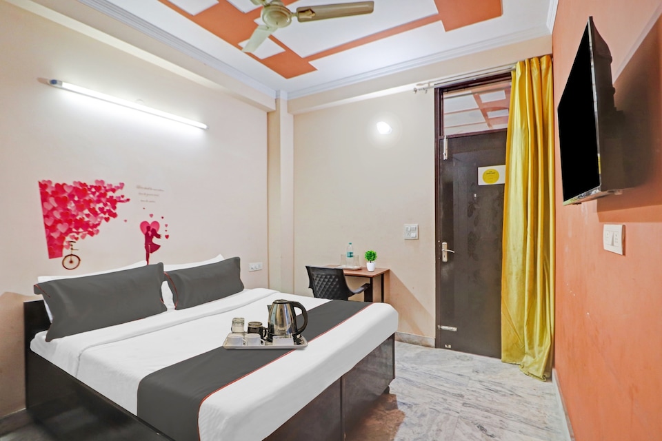 Super Hotel O Premium Room, Rajouri Garden Delhi, Delhi