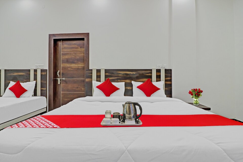 OYO Chahat Palace, Corporate Complex, Agra