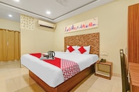 OYO Flagship On The Way Hotel