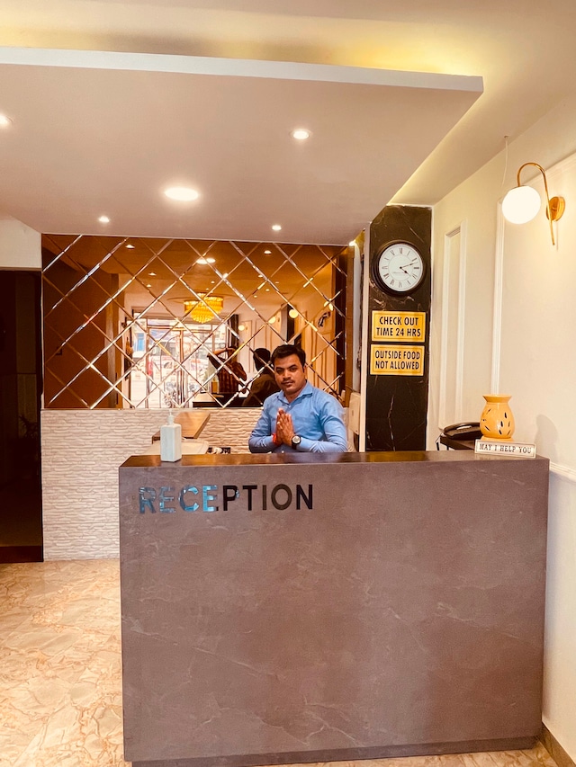 OYO Hotel Dileep Near Sahara Ganj Mall