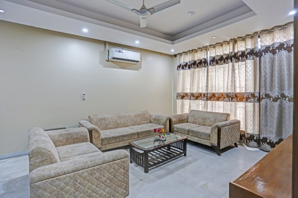 OYO Townhouse 1041 Townhouse 105 Near NSEZ Metro Station, Noida Expressway SEZ, Noida