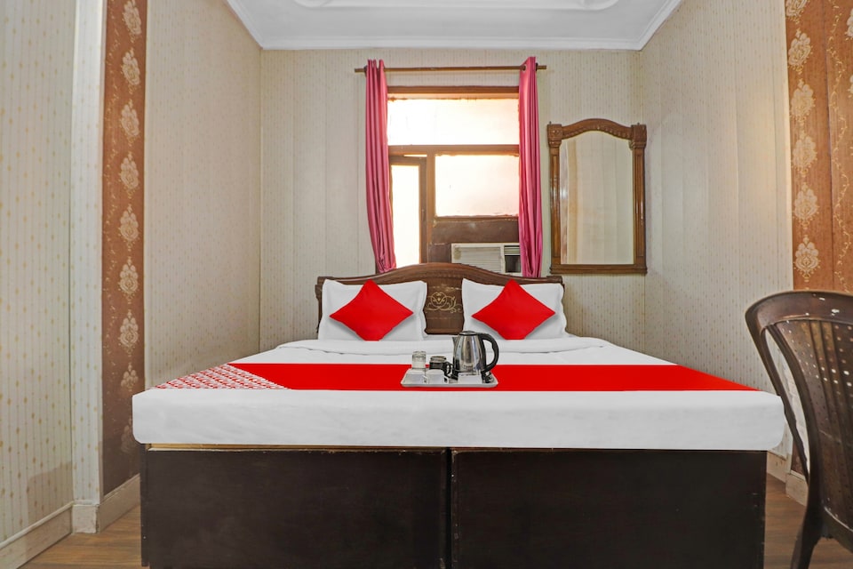 OYO Hotel Silver Stone Near Gurudwara Shri Bangla Sahib, Karol Bagh Delhi, Delhi