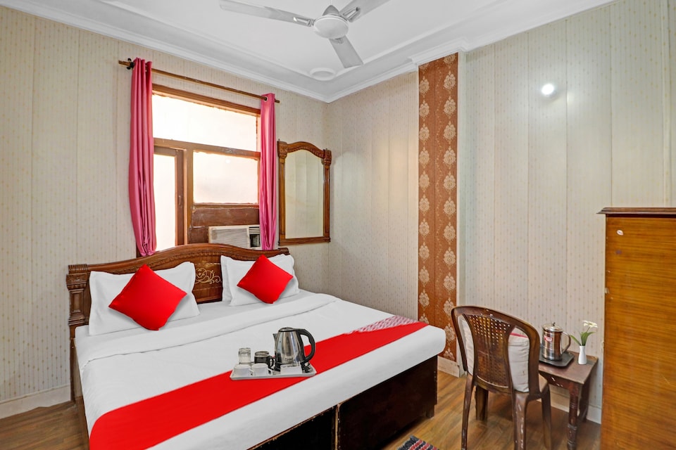 OYO Hotel Silver Stone Near Gurudwara Shri Bangla Sahib, Karol Bagh Delhi, Delhi