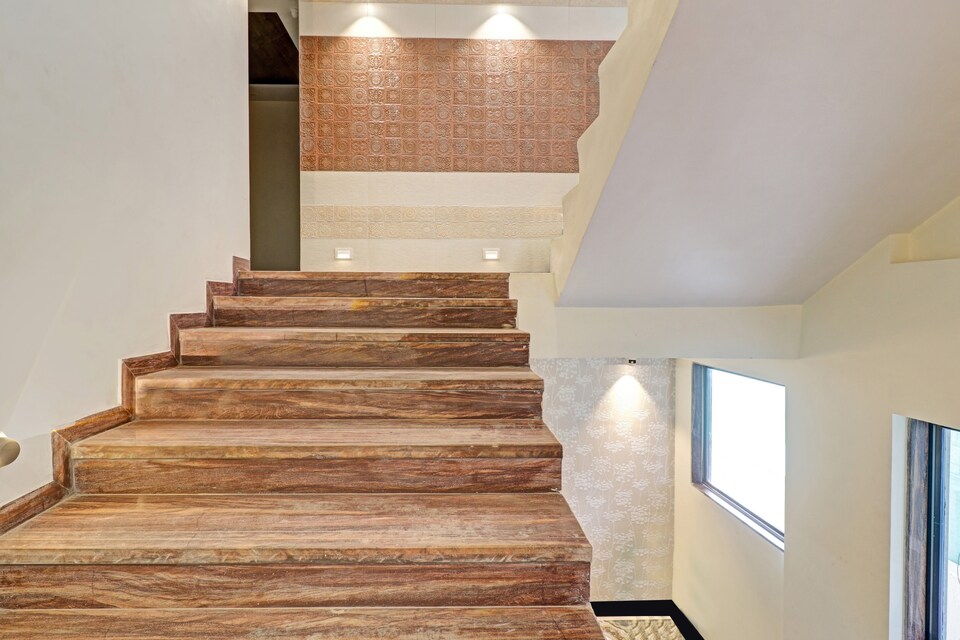 Capital O 90246 Hotel Golden Bird, Mumbai Airoli-Vashi, Mumbai