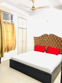 OYO Hotel Dream Desert Near Qutab Minar Metro Station