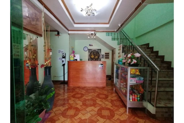 OYO 879  Lauriens Budget Hotel 2