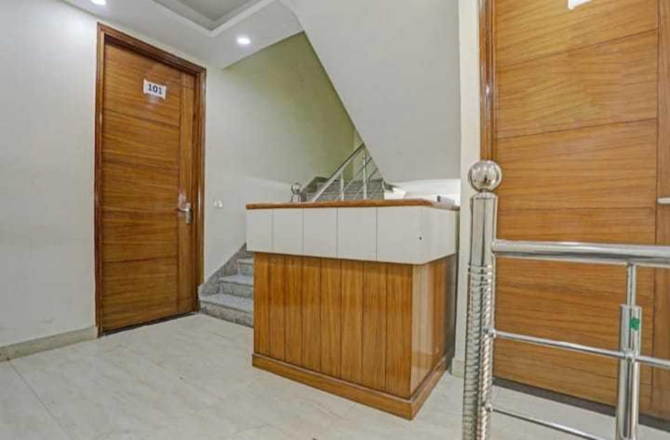 POP Star Light, Airport Delhi, Delhi Transit