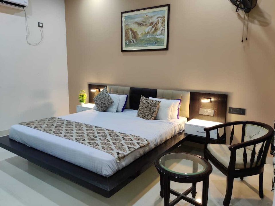 OYO Login Rooms, Nawa, Nawa