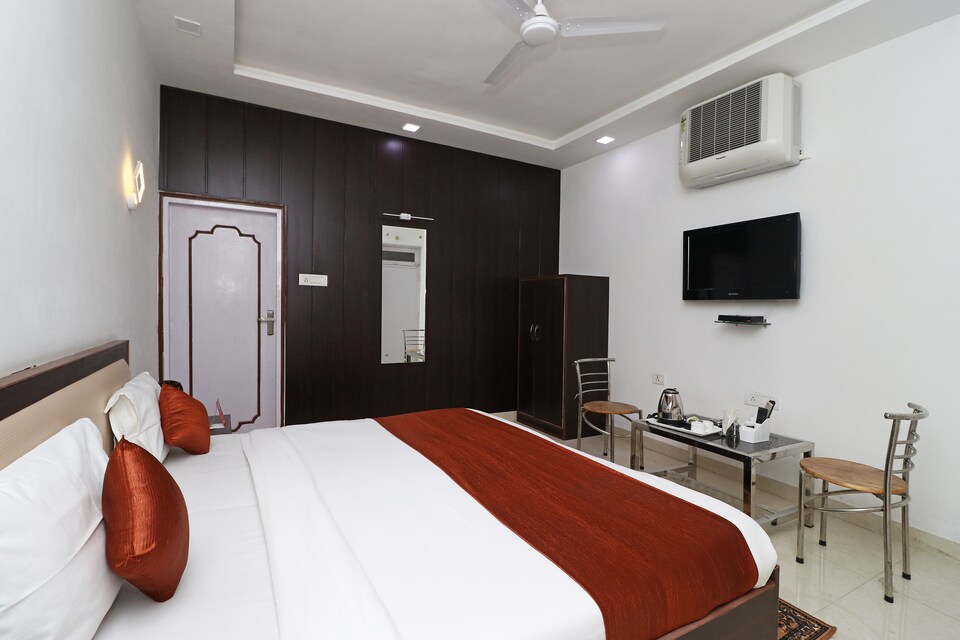 Live as AGR819, Fatehabad Road, Agra