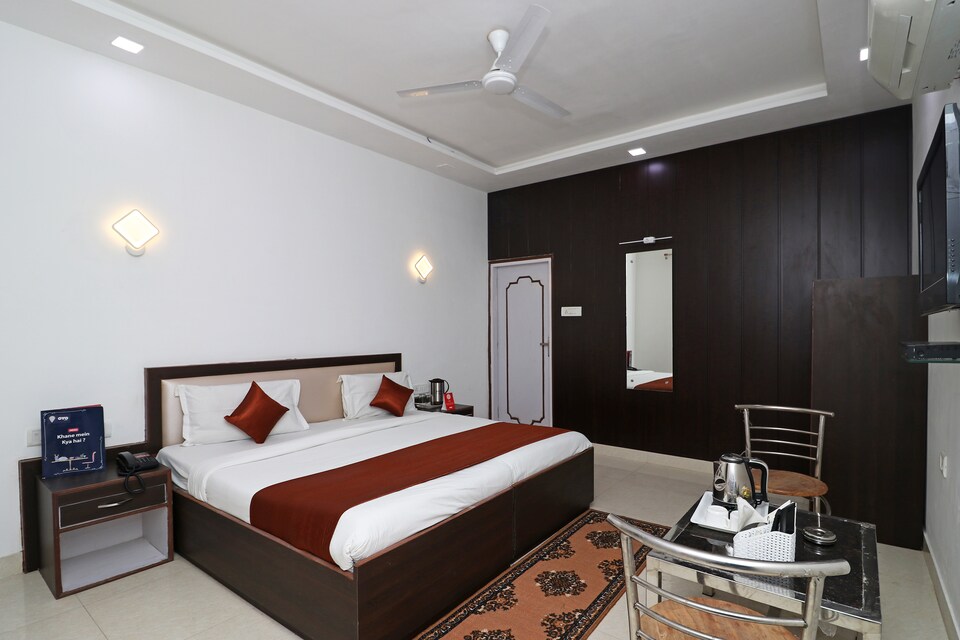 Live as AGR819, Fatehabad Road, Agra