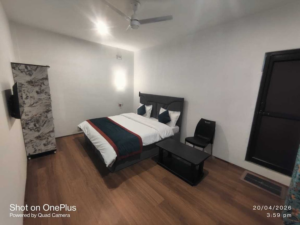 Hotel O Graceland, Rajbagh Srinagar, Srinagar