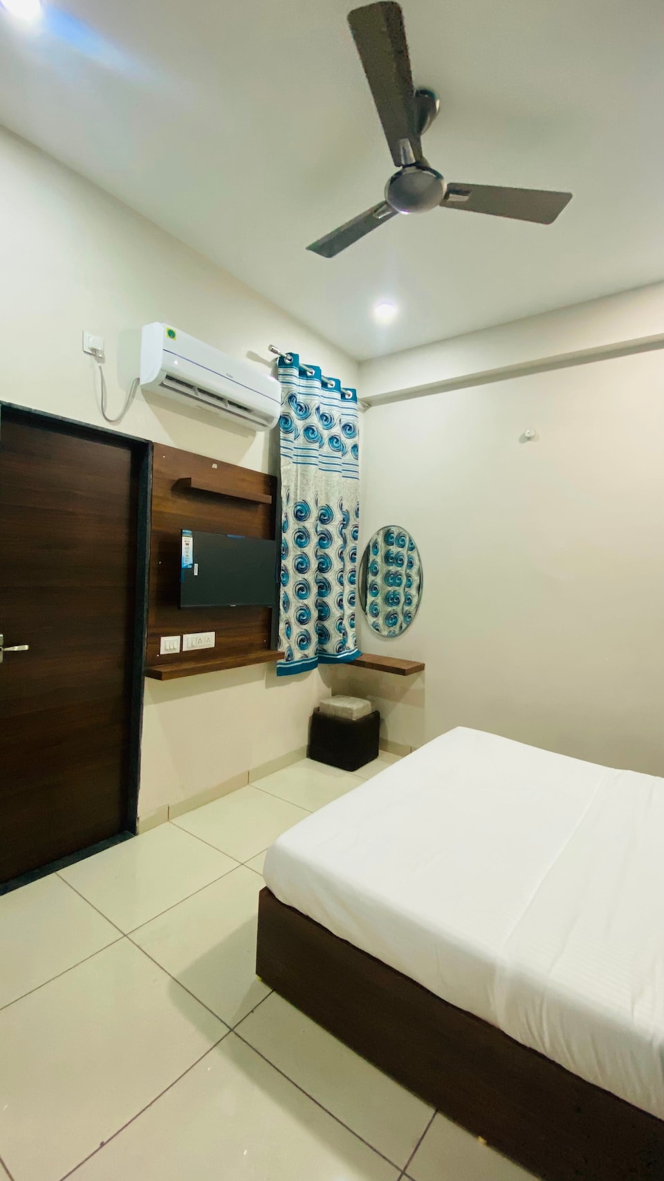 Hotel O Area, Shujalpur, Shujalpur