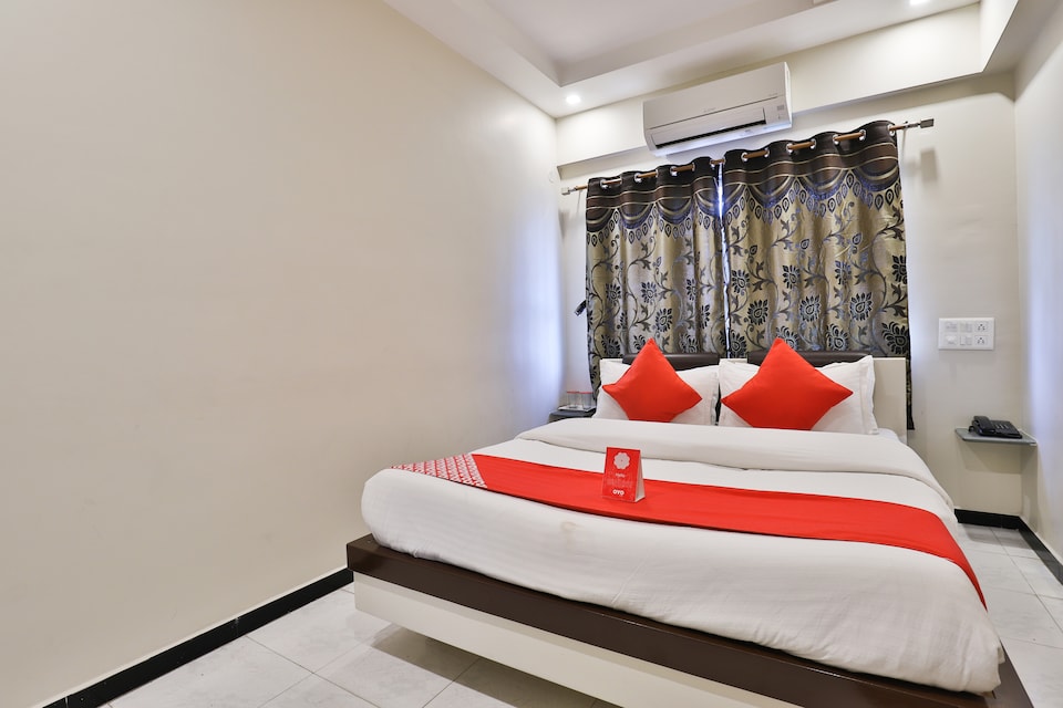 Hotel O Nova Nildeep, Dhebar Road, Rajkot