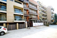 Capital O Retreat Inn Near Lotus Temple