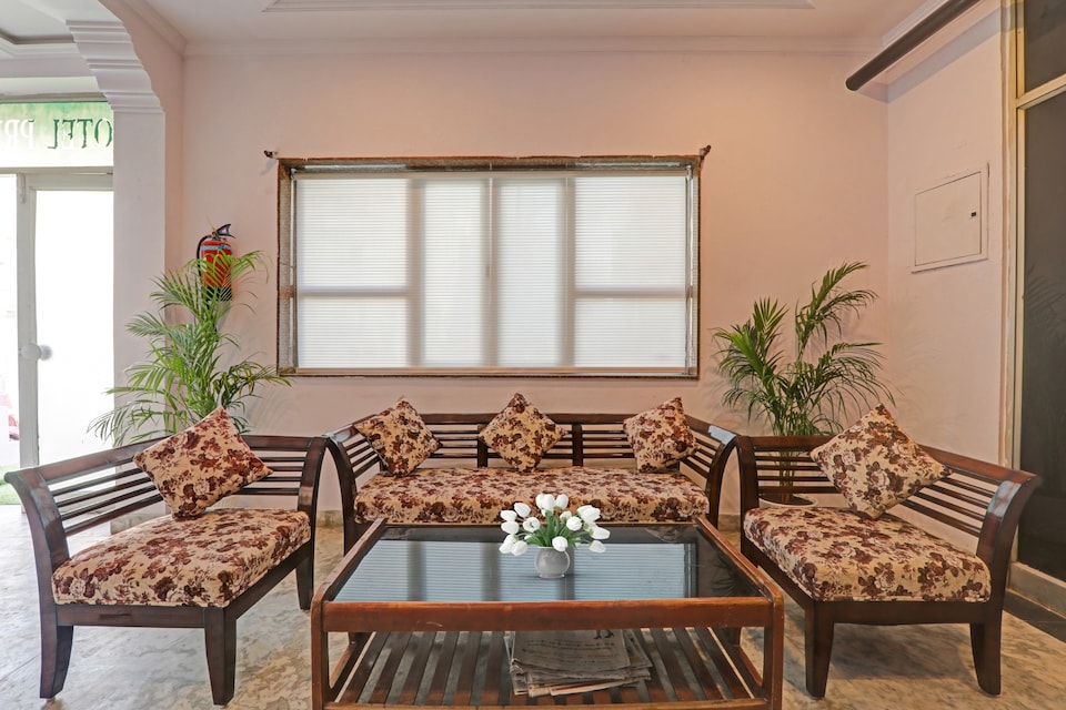 Collection O by OYO Premier Near Hazratganj, Charbagh Lucknow, Lucknow