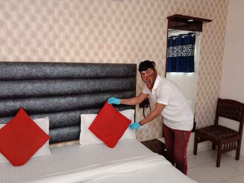 Collection O 11650 HOTEL GRAND APPLE, Satellite-Prahlad Nagar Ahmedabad, Ahmedabad