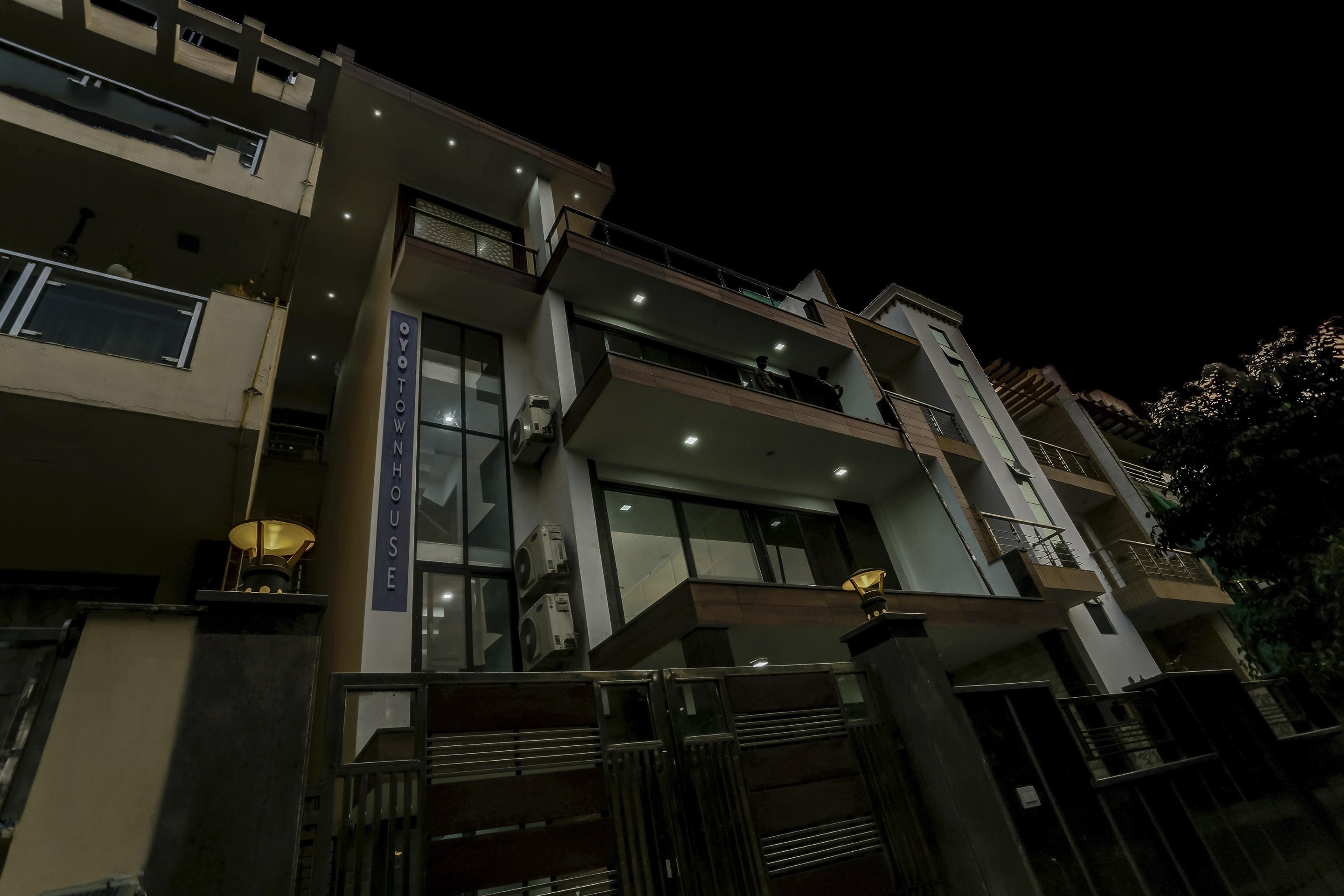 Couple Townhouse Hotels in Sector 50 Noida, Noida Couple Friendly