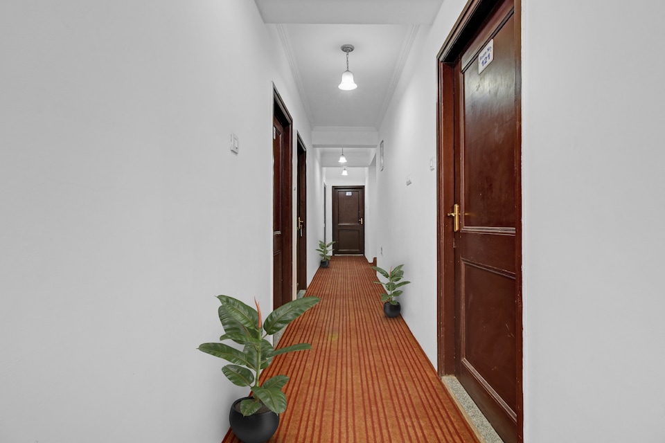 Hotel O Matamal and Cafe, Rajbagh, Srinagar