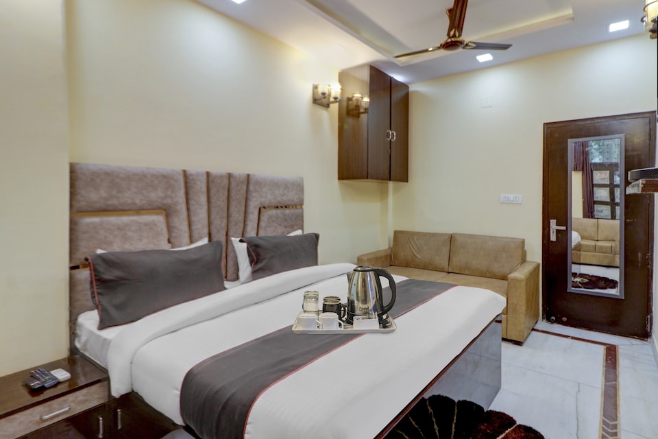 OYO Hotel Amazing House Near M2k Cinemas Rohini, Pitampura - Rohini Delhi, Delhi