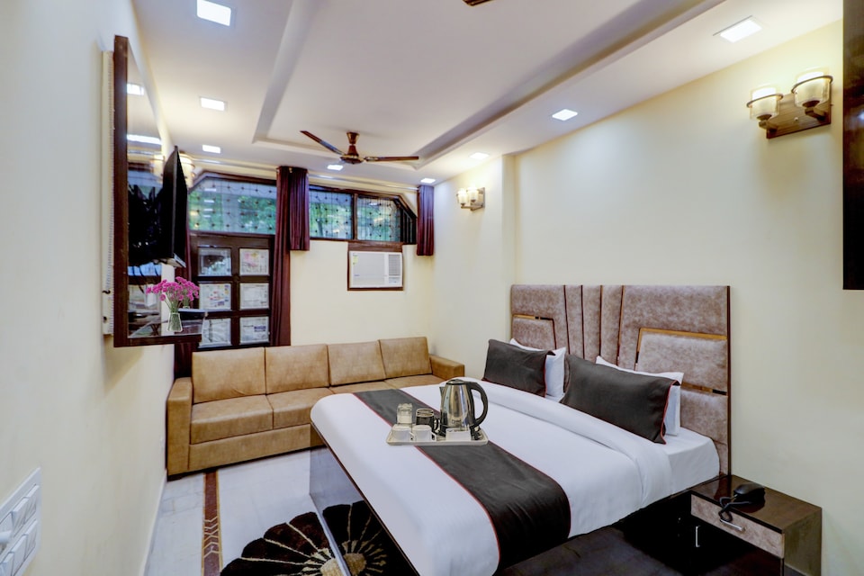 OYO Hotel Amazing House Near M2k Cinemas Rohini, Pitampura - Rohini Delhi, Delhi