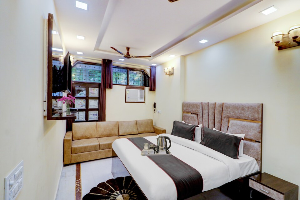 OYO Hotel Amazing House Near M2k Cinemas Rohini, Pitampura - Rohini Delhi, Delhi