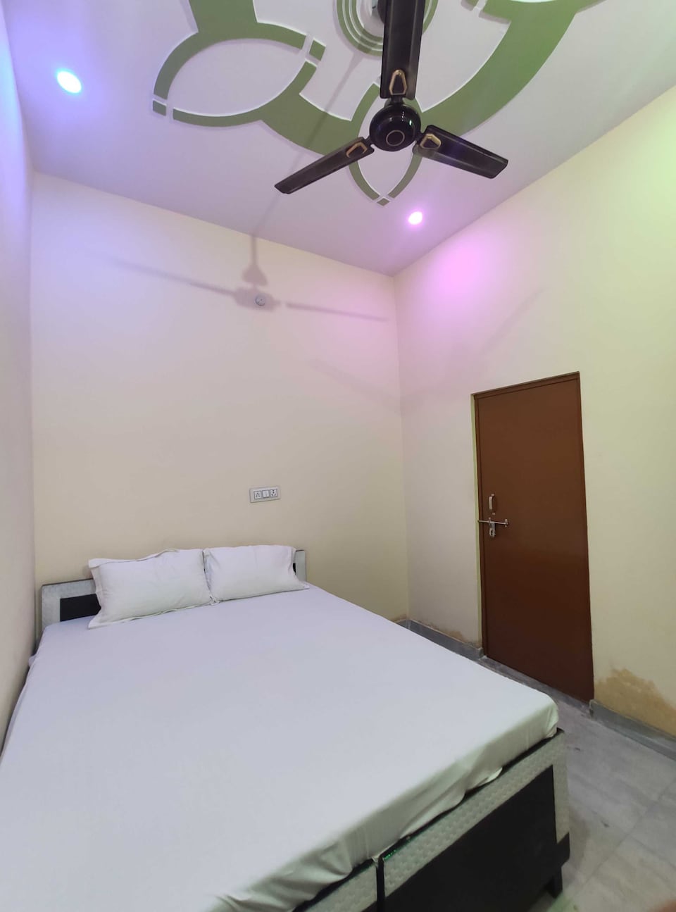 SPOT ON PUSHP PALACE, Aligarh, Aligarh