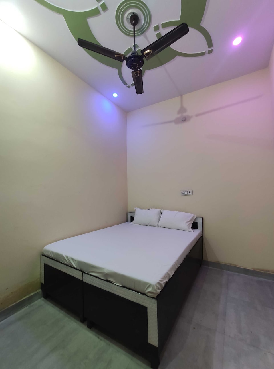 SPOT ON PUSHP PALACE, Aligarh, Aligarh