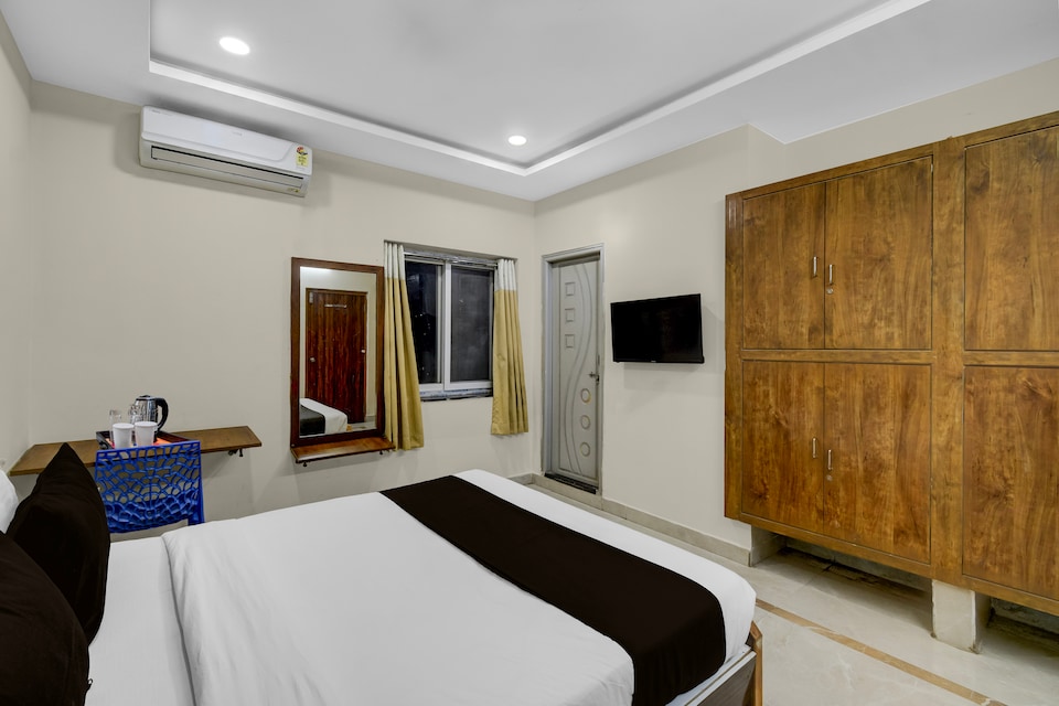 Super Townhouse Financial District Gachibowli Formerly Srinika Inn, Gachibowli, Hyderabad
