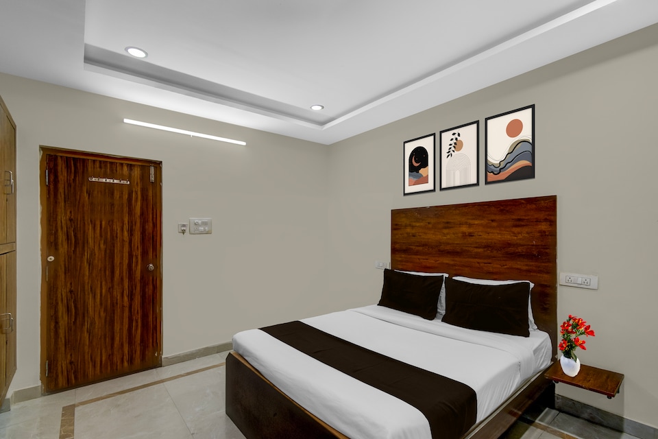 Super Townhouse Financial District Gachibowli Formerly Srinika Inn, Gachibowli, Hyderabad