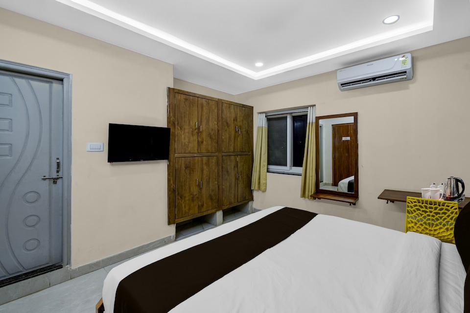 Super Townhouse Financial District Gachibowli Formerly Srinika Inn, Gachibowli, Hyderabad