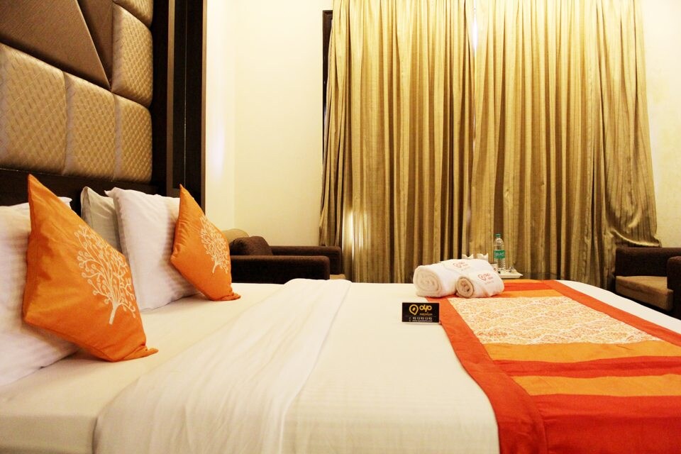 OYO Hotel Golf View Suites Near Appu Ghar, Golf Course Road, Gurgaon