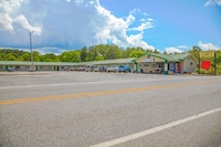 OYO Hotel Calhoun, GA I-75