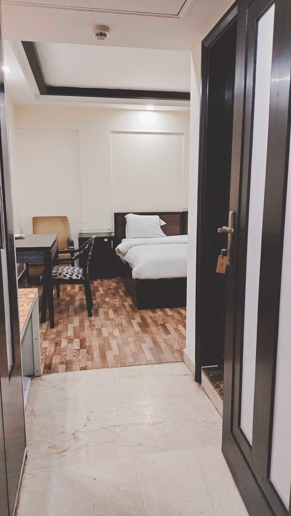OYO Hotel Deluxe Room Stay Near Dilli Haat Ina, Lajpat Nagar Delhi, Delhi