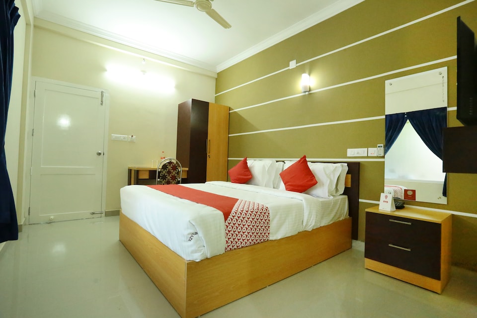 OYO 11909 Star Plaza, Airport Kochi, Kochi