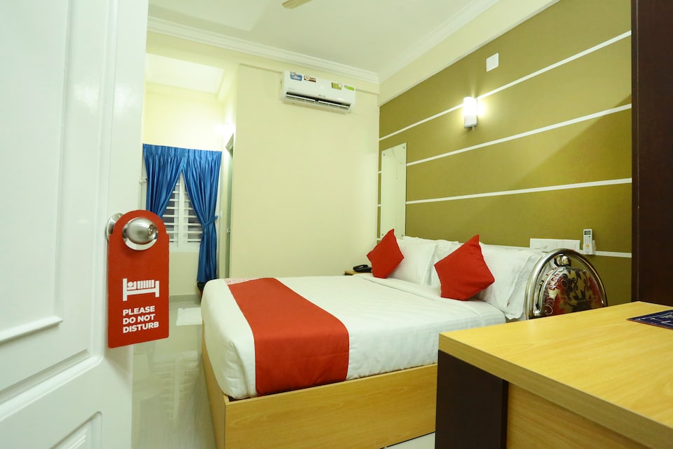 OYO 11909 Star Plaza, Airport Kochi, Kochi
