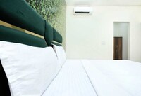 OYO Hotel Golden Crown