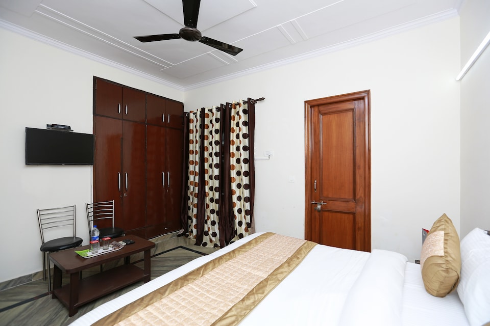 OYO 12032 Eshnaya, Medanta, Gurgaon