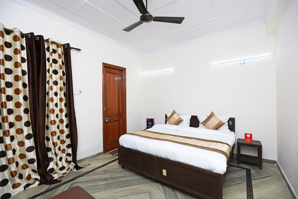 OYO 12032 Eshnaya, Medanta, Gurgaon