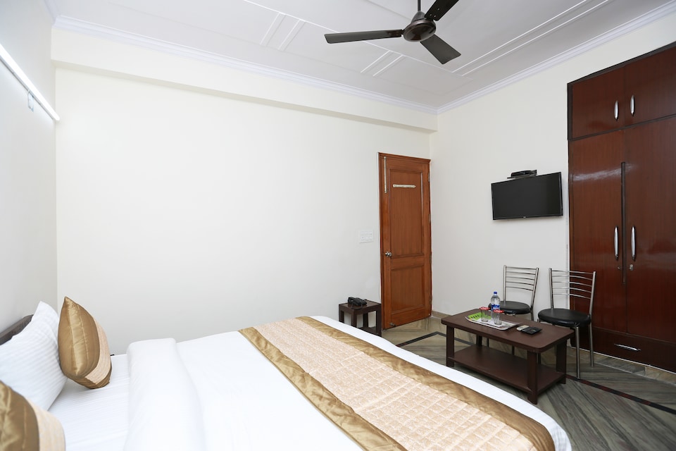 OYO 12032 Eshnaya, Medanta, Gurgaon