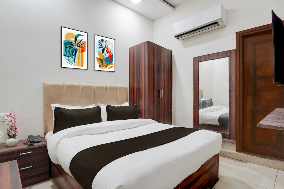Super Collection O by OYO Patiala Road Crossway Zirakpur Formerly Lavish, Zirakpur, Zirakpur