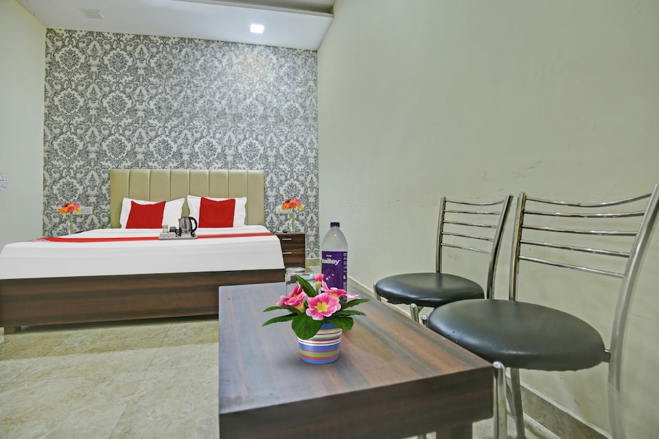 OYO 92762 LAVISH HOTEL, Zirakpur, Zirakpur